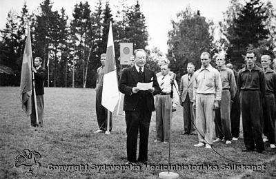 Invigning av Vipeholms idrottsplats år 1942.
Vipeholm Idrottsklubb. Okänd invigningstalare. Foto Omonterat
Nyckelord: Vipeholm;Kapsel 15;Foto;Omonterat;Idrottsplatsen;Ingvigning;1942