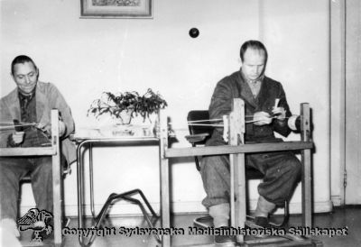 Vipeholmspatienter vid bandvävstolar
Vipeholm patientterapi. Scherman och Örn vid sina bandvävar. Foto, omonterat
Nyckelord: Vipeholm;Terapiarbete;Sherman;Bandvävar;Vävstol;Vävning;Foto;Omonterat;Kapsel 15