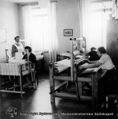 Patientterapi i vävsalen på Vipeholms sjukhus
Vipeholm patientterapi. Foto Omonterat
Nyckelord: Patientterapi;Terapiarbete;Jensen foto;Omonterat;Vipeholm;Kapsel 15;Vävning;Vävsal