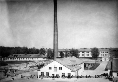 Vipeholms sjukhus, pannhuset
Vipeholm exteriört. Pann- / maskinhallen med verkstäder och paviljong K1 (kvinnlig) i bakgrunden. Foto nära mitten på 1900-talet, omonterat
Nyckelord: Foto;Omonterat;Verkstad;Pannhus;Maskinhall;Paviljong K1;Vipeholm;ExteriÃ¶rt;Kapsel 15