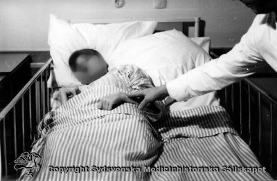 Sängbunden patient på Vipeholms sjukhus
Foto på andra halvan av 1900-talet. Omonterat

Nyckelord: Vipeholm;Patient;Säng;Sängliggande;Foto;Omonterat;Kapsel 16