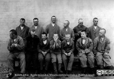 Vipeholmspatienter. De flesta förefaller vara mongoloider. 
Foto 1949 enligt obekräftad uppgift. Samma fototillfälle som bild SMHS1900_000_01, men inte samma negativ. Foto Omonterat
Nyckelord: Vipeholm;Patienter;Gruppfoto;Mongoloid;Foto;Omonterat;Kapsel 16;1950-talet