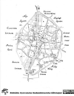 C. M. Espmanns - Beskrifning öfver staden Lunds alla publika tomter och hus samt gator - av år 1784
Ur pärm med bilder tänkta för A. Flaum "Lasarettet i Lund" (1968).
Tomten nr 20 är Munckska tomten. 
H är Paradislyckabn.
Märk Helgeandshuset (hospitalet) vid södra tullen. Hospitalet utrymdes år 1780. Sid. 33.
Nyckelord: Lasarettet;Lund;Universitetssjukhuset;USiL;Karta;1700-talet