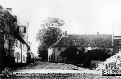 Bredgatan (Kyrkogatan) med Härberget och norr därom Muncksa tomten
Pärm med bilder tänkta för A. Flaum "Lasarettet i Lund" (1968). Foto av B.A. Lindgren från 1870-talet. Byggnadsnämnden Lund. (Sid. 73)
Nyckelord: Lasarettet;Lund;Universitetssjukhuset;USiL;Historik;1800-tal;Gata