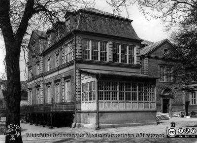 Barnkliniken i Lund efter påbyggnaden 1926
Pärm med bilder tänkta för A. Flaum "Lasarettet i Lund" (1968). Det första barnsjukhuset efter om- och tillbyggnaden. Bottenvåning från 1900. Arkitekt: Salomon Sörensen. (Efter Hj. Lindgren, "Barnsjukhuset i Lund" 1900). Foto: Lasarettsarkivet. Troligen ej med i Flaum 1968.
Nyckelord: Lasarettet;Lund;Universitetssjukhuset;USiL;Pediatrisk;Barnklinik