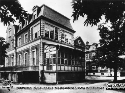 Barnkliniken i Lund efter påbyggnaden 1926
Pärm med bilder tänkta för A. Flaum "Lasarettet i Lund" (1968). Det första barnsjukhuset efter om- och tillbyggnaden. Bottenvåning från 1900. Arkitekt: Salomon Sörensen. (Efter Hj. Lindgren, "Barnsjukhuset i Lund" 1900). Foto: Lasarettsarkivet. Troligen ej med i Flaum 1968.
Nyckelord: Lasarettet;Lund;Universitetssjukhuset;USiL;Barnklinik;Pediatrisk