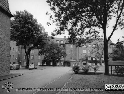 Kvinnokliniken sedd från öste efter om- och tillbyggnaden 1952-55
Ur pärm med bilder tänkta för A. Flaum "Lasarettet i Lund" (1968). (Sid.211)
Nyckelord: Lasarettet;Lund;Universitetssjukhuset;USiL;KK;BB;Kvinnoklinik;Obstetrisk;Gynekologisk;Barnbördshus