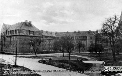 Kvinnokliniken i Lund från nordost
Ur pärm med bilder tänkta för A. Flaum "Lasarettet i Lund" (1968). Lasarettet. Reprofoto av gammalt vykort, troligen från mellankrigstiden. Ej i Flaum 1968.
Nyckelord: Lasarettet;Lund;Universitetssjukhuset;USiL;KK;BB;Barnbördshus;Kvinnoklinik;Gynekologisk;Obstetrisk