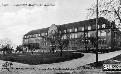 Medicinska klinikens södra fasad, troligen från 1930-1940-talen.
Ur pärm med bilder tänkta för A. Flaum "Lasarettet i Lund" (1968). Medicinska klinikens södra fasad. Inte återfunnen i Flaum 1968. Reprofoto av fotografiskt vykort, troligen från 1930-1940-talen.
Nyckelord: Lasarettet;Lund;Universitetssjukhuset;USiL;Medicinsk;Klinik;Vykort