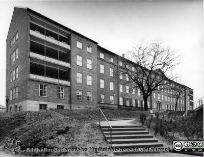Psykiatriska kliniken efter om- och tillbyggnaden år 1951
Ur pärm med bilder tänkta för A. Flaum "Lasarettet i Lund" (1968).  (Sid.222). På 2000-talet Wigerthuset.
Nyckelord: Lasarettet;Lund;Universitetssjukhuset;USiL;Psykiatrisk;Klinik;Wigerthuset