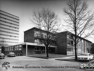 Ögonkliniken 1967 eller 1968
Ur pärm med bilder tänkta för A. Flaum "Lasarettet i Lund" (1968). Ögonkliniken på norra området, sedd från söder. Uppförd 1940. Lasarettet i Lund. (Sid.232). Foto 1967 eller 1968.
Nyckelord: Lasarettet;Lund;Universitetssjukhuset;USiL;Ögonklinik;Oftalmologisk