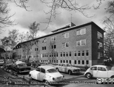 Reumatologiska kliniken i slutet på 1960-talet
Ur pärm med bilder tänkta för A. Flaum "Lasarettet i Lund" (1968). Reumatologiska klinikens fasader mot söder och öster på tillbyggnaden klar 1957. Längre till vänster klinikens gamla del och längst till vänster dåvarande medicinska kliniken. Foto 1967 eller 1968.
Nyckelord: Lasarettet;Lund;Universitetssjukhuset;USiL;Reumatologisk;Klinik;Centralblocket;Medicinsk