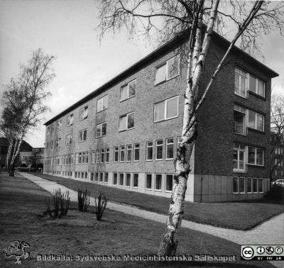 Reumatologiska kliniken i slutet på 1960-talet
Ur pärm med bilder tänkta för A. Flaum "Lasarettet i Lund" (1968). Reumatologiska klinikens fasader mot söder och öster på tillbyggnaden klar 1957.
Nyckelord: Lasarettet;Lund;Universitetssjukhuset;USiL;Reumatologisk;Klinik