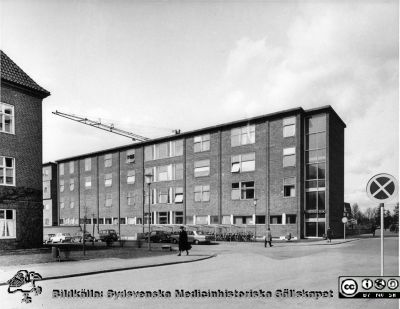 Radiologiska kliniken c:a 1966-67
Ur pärm med bilder tänkta för A. Flaum "Lasarettet i Lund" (1968). uppförd 1940, påbyggd med en våning 1950/tillbyggd 1963-65. Foto före vänstertrafikens införande i september 1967.
Nyckelord: Lasarettet;Lund;Universitetssjukhuset;USiL;Radiologisk;Onkologisk;Klinik