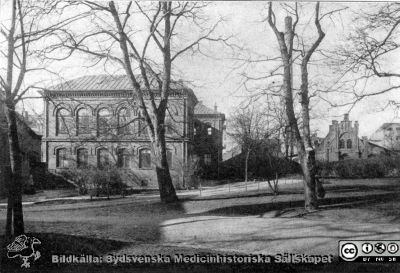 Patologiska institutionen i Lund c:a 1917 med gravkapell (från lasarettsgården). 
Från rastrerad tryckt förlaga: Borelius (1918): Malmöhus Läns Lasarett i Lund 1768-1918. I. De äldre lasarettsbyggnadernas historia.
Nyckelord: Lasarett;Lund;Universitetssjukhuset;USiL;Patologisk;Institution;Klinik