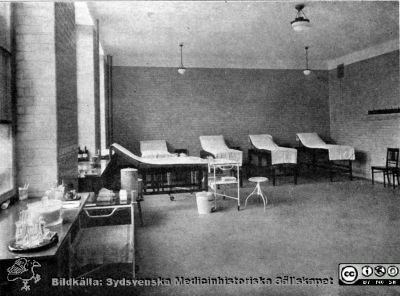Entréhuset vid Lasarettet i Lund.  Kirurgisk polikliniksal c:a 1917
Från rastrerad tryckt förlaga: Borelius (1918): Malmöhus Läns Lasarett i Lund 1768-1918. I. De äldre lasarettsbyggnadernas historia.
Nyckelord: Lasarettet;Lund;Universitetssjukhuset;USiL;Kirurgisk;Klinik;Mottagning;Poliklinik