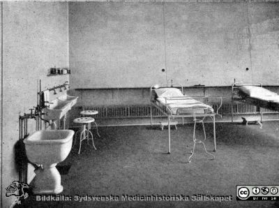 Kvinnokliniken i Lund. Förlossningssal c:a 1918 
Från rastrerad tryckt förlaga: Borelius (1918): Malmöhus Läns Lasarett i Lund 1768-1918. I. De äldre lasarettsbyggnadernas historia.
Nyckelord: Lasarettet;Lund;Universitetssjukhuset;USiL;KK;BB;Barnbördsavdelning;Kvinno;Klinik;Obstetrisk