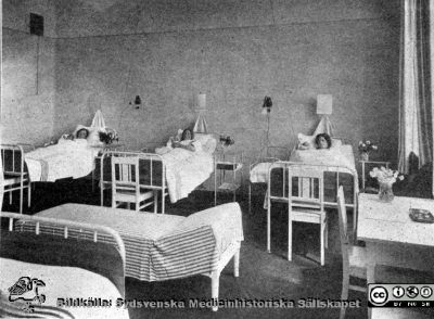 Kvinnokliniken i Lund. Sjuksal på barnbördsavdelningen c:a 1918
Från rastrerad tryckt förlaga: Borelius (1918): Malmöhus Läns Lasarett i Lund 1768-1918. I. De äldre lasarettsbyggnadernas historia.
Nyckelord: Lasarettet;Lund;Universitetssjukhuset;USiL;KK;BB;Obstetrisk;Gynekologisk;Klinik;Barnbördsavdelning