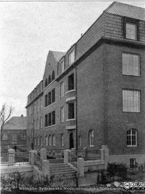 Medicinska Kliniken i Lund. Fasad mot väster c:a 1918
I bakgrunden skymtar den nya panncentralen. Från rastrerad tryckt förlaga: Borelius (1918): Malmöhus Läns Lasarett i Lund 1768-1918. I. De äldre lasarettsbyggnadernas historia.
Nyckelord: Lasarettet;Lund;Universitetssjukhuset;USiL;Medicinsk;Klinik