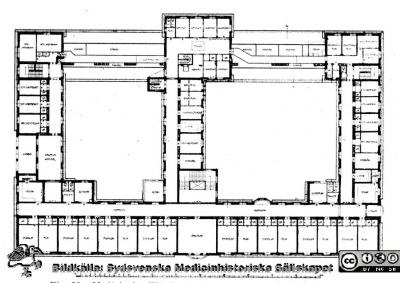 Medicinska Kliniken, Lasarettet i Lund c:a 1918
Mansardvåningen: enskilda rum. Från Borelius (1918): Malmöhus Läns Lasarett i Lund 1768-1918. I. De äldre lasarettsbyggnadernas historia.
Nyckelord: Lasarettet;Lund;Universitetssjukhuset;USiL;Medicinsk;Klinik;Arkitektritning