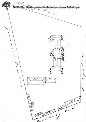 Karta med Lunds Lasarett år 1873
Planritning, Lunds Lasarett år 1873 i Skånska brandförsäkringsbolagets handlingar i samband med höjandet av brandförsäkringsvärdet från 147500 till 218000 kr. Man ser utvärtesavdelningen (= gamla kirurgen av år 1867-68), gamla lasarettet och tillbyggnaden väster därom, kurhuset, gamla barnbördshuset, envåningslängorna på ömse sidor om porten samt en del uthus.  
Publicerad på sid 154 i A. Flaum: "Lasarettet i Lund 1768 - 1968", Lund 1968.
Nyckelord: Karta;Lund;Lasarett;1873;Skånska;Brand;Brandförsäkringsbolaget;Kirurg;Medicin;Kurhus;Barnbördshus;BB;Flaum