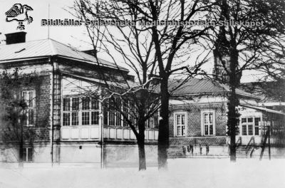 Det första barnsjukhuset i Lund, före tillbyggnaden
Bottenvåning från 1900. Arkitekt: Salomon Sörensen. Efter Hj. Lindgren, "Barnsjukhuset i Lund" (1900). Vykort, Lunds Universitetsbibliotek.  
Publicerad på sid 169 i A. Flaum: "Lasarettet i Lund 1768 - 1968", Lund 1968. 
Nyckelord: Barn;Barnklinik;Södra;Lasarettet;Lund;Barnsjukhus;Salomon;Sörensen;Lindgren;