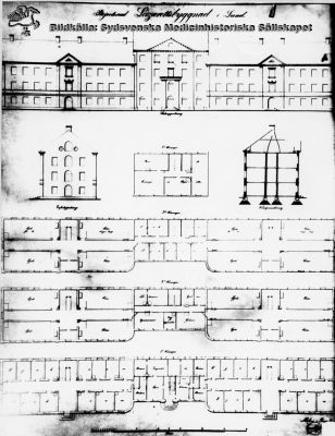 Version av planritningar 1848 för Lunds Lasarett av C.G.Beijer med den tilltänkta stora nybyggnaden vid lasarettet i mitten av 1800-talet. 
Endast den västra (i bild vänstra) flygeln uppfördes. Det äldsta lasarettets (Stallmästarehusets) påbyggnad uteblev.
Man märker hur flygelbyggnaderna med avrundade hörn skjuter framom mittbyggnaden. Dennas två nedersta våningar motsvarar det ombyggda stallmästarhuset. Dess första våning avviker ej så mycket från inredningen i den ursprungliga byggnaden. De avrundade hörnen försvann vid det slutliga bygget av västerflygeln.
Originalet på Kungl byggnadsstyrelsen, Stockholm. 







Nyckelord: Lasarett;Lund;Beijer;1848;Södra;Området;Planritning