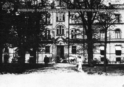 Första ögonkliniken i Lund, på gamla södra lasarettsområdet
Lasarettsdirektör Nils Olsson Gadde i trillan. Rastrerad bild, från A. Flaum, "Lasarettet i Lund 1768 - 1968", Lund 1968, sid 183.
Nyckelord: Olsson;Gadde;Ögon;Ögonklinik;Lund;Södra;Lasarettet;Flaum;Albert
