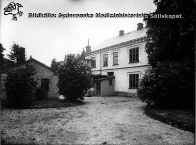 Det kommunala epidemisjukhuset vid Östra Vallgatan. 
Detta sjukhus avlöstes år 1927 av landstingets epidemisjukhus intill norra lasarettsomrädet. Foto i Lunds Universitetsbibliotek. 
Nyckelord: Kommunalt;Epidemisjukhus;Östra;Vallgatan; Lund;Lasarettet 