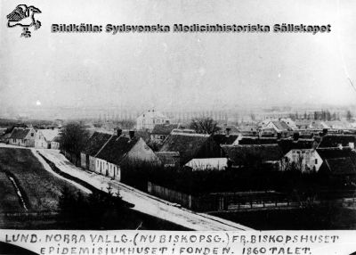 Det kommunala epidemisjukhuset vid Östra Vallgatan i fonden på denna bild på 1860-talet.
Norra Vallgatan närmast i bild (numera Biskopsgatan). Foto i Lunds universitetsbibliotek, rimligen taget från övre delen av biskopshuset.
Nyckelord: Lasarettet;Lund;Epidemisjukhus;Kommun;Biskopshuset;Biskopsgatan;Norra;Östra;Vallgatan