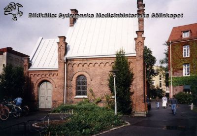 Gamla lasarettskapellet vid patologiska institutionen. 
Las. området Söder: Gamla medicinkliniken till höger. Eden, byggt 1984, skymtar i bakgrunden. Foto mellan 1984 och 2005.
Nyckelord: Kapell;Södra;Lasarett;Lund;Patologisk;Institution;Klinik;Medicin;Gamla;Eden;