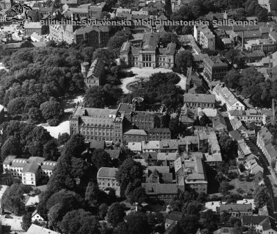Flygfoto över Lunds universitetshus med angränsande byggnader
Foto under 1960 - 1970-talen. Patologiska institutionen finns kvar (den revs 1980), och  sfinxerna på universitetshuset tak är nedtagna, vilket gjordes 1959. Jämför med bild SMHS2368_000_01 som rimligen är tagen under samma flygtur, och som kan dateras till 1960-talet.
Nyckelord: Lunds;Universitet;Universitetsplatsen;Flygfoto;Patologisk;Institution