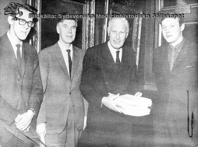 Budgetarbete vid Universitetet i Lund
Byråchef David Storm, universitetsrådet Stig Hammar, Philip Sandblom och Lunds Studentkårs pressombudsman Roger Johansson.
Bilden är publicerad i Sydsvenska Dagbladet i mars 1966 efter en presskonferens i universitetshuset med anledning av universitetets anslagsframställning för 1967/68.
Nyckelord: Kapsel 01 Regionarkivet