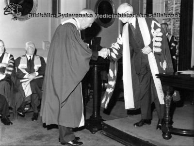 Philip Sandblom, Rector Magnificus vid Lunds universitet utnämns till hedersdoktor i Glasgow 1965.
Nyckelord: Kapsel 01;Regionarkivet;Philip;Sandblom;Rector;Magnificus;Hedersdoktor;Glasgow;1965