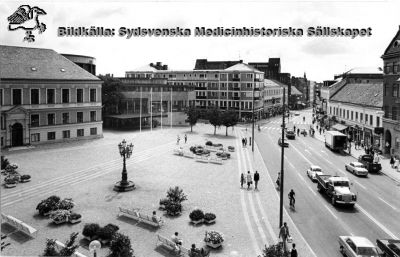 Från III medicinhistoriska kongressen i Lund 18-19 sept 1971. 
Stortorgent i Lund med Stadshallen (=kongresshallen) i cenrum, med ingång vid flaggstängerna. Hagbloms Foto, Lund.
Nyckelord: Kapsel 01;Regionarkivet;Lund;Stortorget;Stora;Torg;Kongress;Medicinhistorisk;Möte;Medicinens;Historia;Hagbloms
