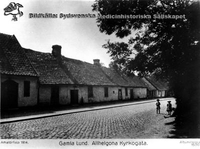 Allhelgona Kyrkogata i Lund. 
Amatörfoto 1914. Samma hus finns på bild publicerad på sid. 206 i Flaum (1968).
Nyckelord: Kapsel 01;Regionarkivet;Lund;Lasarettet;Universitet;Allhelgona;Kyrkogata;Universitetssjukhuset;Söder;1914