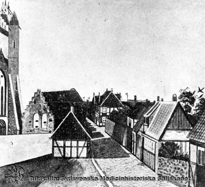 Storgatan i Lund i mitten av 1700-talet. 
Domkyrkans västfasad med huvudportalen skymtar i bildens vänstra kant. 
Reprofoto av rastrerad (dvs tryckt) förlaga av okänd proveniens.
Nyckelord: Kapsel 01;Regionarkivet;Lund;Storgatan;Domkyrka