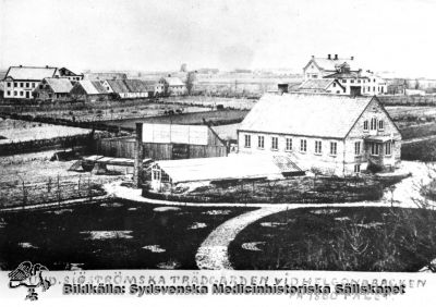 Sjöströmska trädgården vid Helgonabacken i Lund på 1860-talet
Bild i kapsel 01 i Medicinhistoriska Museets bildarkiv på Regionarkivet i Lund. Bilden visar ungefär området där nu psykiatrisk öppenvård ligger (dessförinnan sköterskeskolan SSSH och sedan sjukhusledningen). Efter ett vykort. Finns också på Kulturen i Lund, i deras databas Carlotta.
Nyckelord: Kapsel 01;Regionarkivet;Sjöströmska;Trädgården;Helgonabacken;1860-talet;SSSH;Sjukhusledning