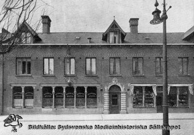 Universitetsapoteket Svanen i Lund, 1927
Efter fotolitografiskt blad.
Nyckelord: Kapsel 01;Regionarkivet;Apotek;Universitet;Svanen;Lund
