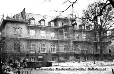 Gamla kirurgiska klinikens annex renoveras (1), rimligen på 1980-talet
Bild i kapsel 01 i Medicinhistoriska Museets bildarkiv på Regionarkivet i Lund. Lasarettet i Lund, södra området. Kirurgens annex, med operationsavdelning. Nr 1, söderfasaden, i en serie bilder tagna runt fasaden vid dess renovering, i motsols ordning runt huset och rimligen på 1970-talet.
Nyckelord: Kapsel 01;Regionarkivet;Lund;Lasarettet;Universitetssjukhuset;Söder;Kirurgiska;Kliniken;Gamla;Annex;Renovering;1970-talet