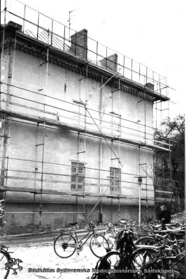 Gamla kirurgiska klinikens annex renoveras (3), rimligen på 1980-talet
Bild i kapsel 01 i Medicinhistoriska Museets bildarkiv på Regionarkivet i Lund. Nr 3 i en serie bilder tagna runt fasaden vid dess renovering, i motsols ordning runt huset och rimligen på 1970-talet. Fotograf okänd.
Nyckelord: Kapsel 01;Regionarkivet;Lund;Lasarettet;Universitetssjukhuset;Söder;Kirurgiska;Kliniken;Gamla;Annex;Renovering;1970-talet