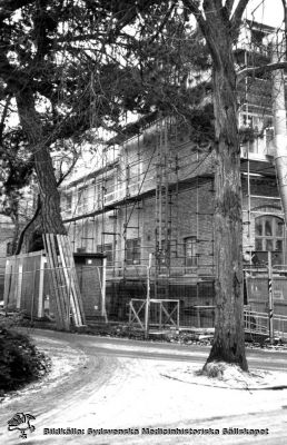 Gamla kirurgiska klinikens annex renoveras (6), rimligen på 1980-talet
Lasarettet i Lund, södra området. Kirurgens annex, med operationsavdelning. Nr 6 i en serie bilder tagna runt fasaden vid dess renovering, i motsols ordning runt huset och rimligen på 1970-talet. Fotograf okänd.
Nyckelord: Kapsel 01;Regionarkivet;Lund;Lasarettet;Universitetssjukhuset;Söder;Kirurgiska;Kliniken;Gamla;Annex;Renovering;1970-talet