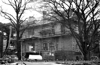 Gamla kirurgiska klinikens annex renoveras (7), rimligen på 1980-talet
Nr 7 i en serie bilder tagna runt fasaden vid dess renovering, i motsols ordning runt huset och rimligen på 1970-talet. Fotograf okänd.
Nyckelord: Kapsel 01;Regionarkivet;Lund;Lasarettet;Universitetssjukhuset;Söder;Kirurgiska;Kliniken;Gamla;Annex;Renovering;1970-talet