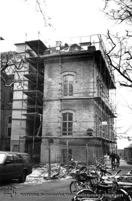 Gamla kirurgiska klinikens annex renoveras (10), rimligen på 1980-talet
Nr 10 i en serie bilder tagna runt fasaden vid dess renovering, i motsols ordning runt huset och rimligen på 1970-talet. Fotograf okänd.
Nyckelord: Kapsel 01;Regionarkivet;Lund;Lasarettet;Universitetssjukhuset;Söder;Kirurgiska;Kliniken;Gamla;Annex;Renovering;1970-talet