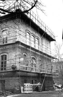 Gamla kirurgiska klinikens annex renoveras (11), rimligen på 1980-talet
Nr 11  i en serie bilder tagna runt fasaden vid dess renovering, i motsols ordning runt huset och rimligen på 1970-talet.
Nyckelord: Kapsel 01;Regionarkivet;Lund;Lasarettet;Universitetssjukhuset;Söder;Kirurgiska;Kliniken;Gamla;Annex;Renovering;1970-talet