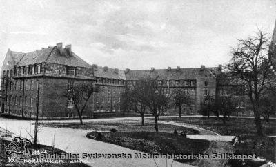 Kvinnokliniken på Lasarettet i Lund, från nordost.
Efter en reprofotografering av ett gammalt vykort. Samma bild som i Borelius 1918 sid 46, dvs bilden är fotograferad 1918, då huset just stod färdigt. - Reprofoto monterat på kartong.
Nyckelord: Kapsel 02;Regionarkivet;Lasarettet;Lund;Kvinnokliniken;1918