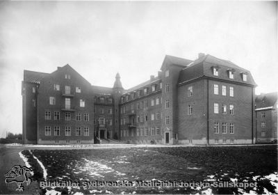 Ursprungliga ortopediska kliniken vid Lasarettet i Lund
Foto senast 1930, monterat på papp. Huset var då nybyggt. Fotograf Otto Ohm, Malmö". Ohms präglade märke syns i bildens nedre vänstra hörn.
Nyckelord: Kapsel 02;Regionarkivet;Ortopedi;Ortopediska;Lasarettet;Lund;1930