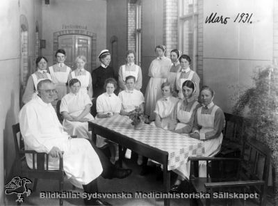 Professor Gustaf Petrén med personal på kirurgiska kliniken i Lund i mars 1931
Foto monterat på kartong. Sannolikt sofiasystern Ebba Lagström i mörk sköterskedräkt i bakgrunden.
Nyckelord: Kapsel 02;Kirurgi;Lasarettet;Lund;Personal;Sköterska;Ebba;Lagström;Gustaf;Petrén;Foto;Omonterat