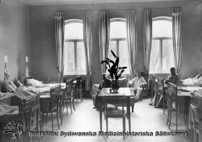 En sal på kirurgiska kliniken i Lund efter ombyggnaden 1905
Plats fanns för tio patienter. Foto i Lasarettsarkivet.
Publicerad i Flaum 1968, sid. 197. Foto Lina Jonns Eftr., Lund (Per Bagge) år 1906.  - Foto monterat på kartong.
Nyckelord: Kapsel 02;Regionarkivet;Kirurgisk;Klinik;1906;Lund;Lasarettet;Lund;Interiör;Vårdsal