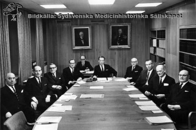 Lasarettsdirektionen år 1968.
Från vänster: lantbrukaren Bernhard Radby, landstingsmannen Karl Landgren, intendenten Bengt Lundquist, lasarettsdirektören Arne Johansson; förste sjukhusassistenten Per-Börje Jönsson, landshövdingen Gösta Netzén, landstingsmannen Nils A. Svensson, professorn Olle Olsson, chefsläkare, professorn Gunnar Wiberg, telearbetaren Oskar Levin.
Hagblom-Foto, Lund. Se också bildfil 100914-01. 
Bilden är publicerad på sid 266 i Flaum (1968), med mer detaljerad bildtext.
Nyckelord: Kapsel 03;Regionarkivet;Hagblom;Flaum,Bernhard;Radby;Landstingsman;Karl;Landgren;Intendent;Bengt;Lundquist;Lasarettsdirektör;Arne;Johansson;Per-Börje;Jönsson;Landshövding;Gösta;Netzén;Nils;Svensson;Olle;Olsson;Gunnar;Wiberg;Oskar;Levin